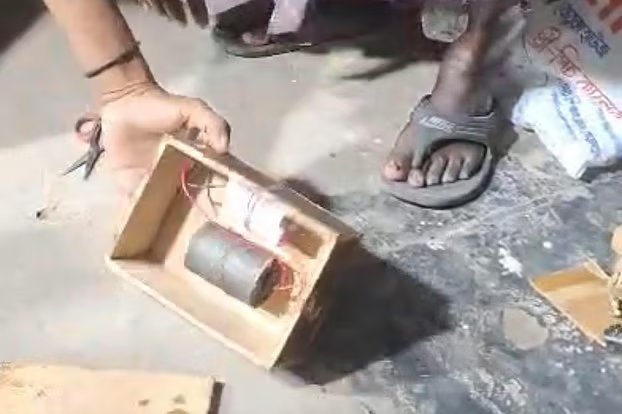 কুষ্টিয়ায় অজ্ঞাত পরিচয়ে দেওয়া কার্টন বিস্ফোরণে ভ্যানচালক আহত