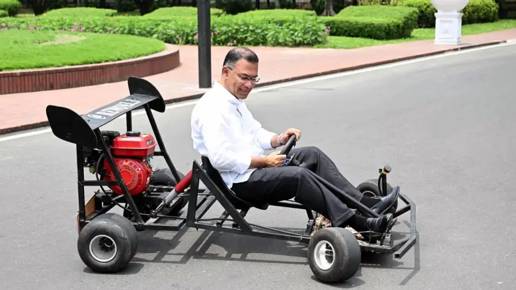 তারেক রহমানের উপস্থিতিতে দেশীয় প্রযুক্তিতে উদ্ভাবিত গো-কার্ট প্রদর্শন: তরুণদের সৃজনশীলতায় সহায়তার আশ্বাস