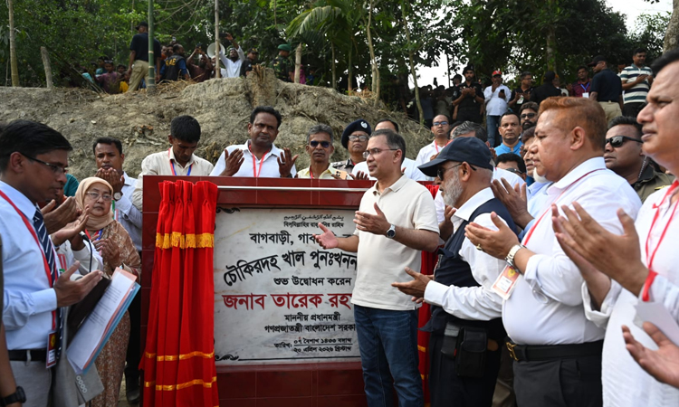 বগুড়ায় প্রধানমন্ত্রী তারেক রহমানের খাল খনন কর্মসূচি ও ফ্যামিলি কার্ড বিতরণ