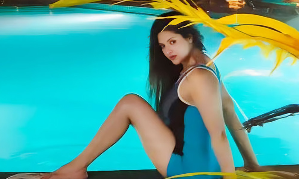 সামাজিক যোগাযোগমাধ্যমে সুইমিংপুলের ভিডিও প্রকাশের পর আলোচনায় অভিনেত্রী পরীমনি