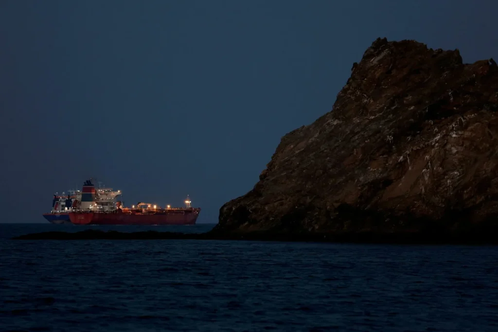 হরমুজ প্রণালি নিয়ে ইরান-যুক্তরাষ্ট্র উত্তেজনা, রিয়ালে টোলের ঘোষণা