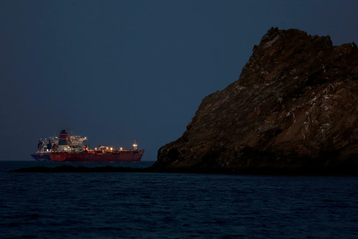 হরমুজ প্রণালি নিয়ে ইরান-যুক্তরাষ্ট্র উত্তেজনা, রিয়ালে টোলের ঘোষণা