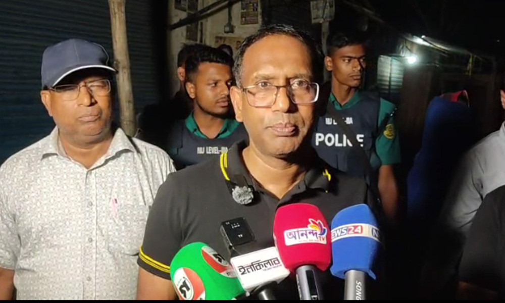 টঙ্গীর হাজীর মাজার বস্তিতে পুলিশের সাঁড়াশি অভিযান: আটক ৭৪