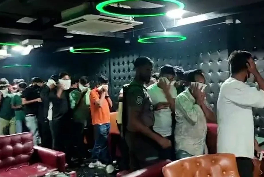 উত্তরায় রেস্টুরেন্টে পুলিশের অভিযান: আটক ১৪০