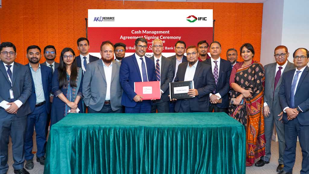 আইএফআইসি ব্যাংক ও আকিজ রিসোর্সের মধ্যে ক্যাশ ম্যানেজমেন্ট চুক্তি স্বাক্ষর