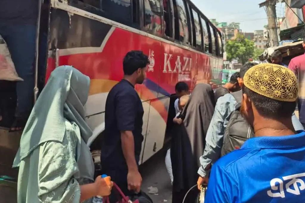 ছুটি শেষে স্বাভাবিক ছন্দে ফিরছে রাজধানী, টার্মিনালগুলোতে নেই ভোগান্তি