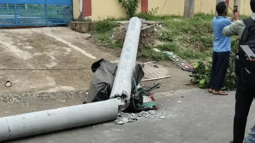 কালীগঞ্জে সড়কে বিদ্যুতের খুঁটি পড়ে প্রাণ হারালেন স্কুল শিক্ষিকা