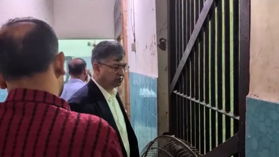 রমনা থানায় হঠাৎ স্বরাষ্ট্রমন্ত্রী, সব থানাকে দালালমুক্ত করার নির্দেশ