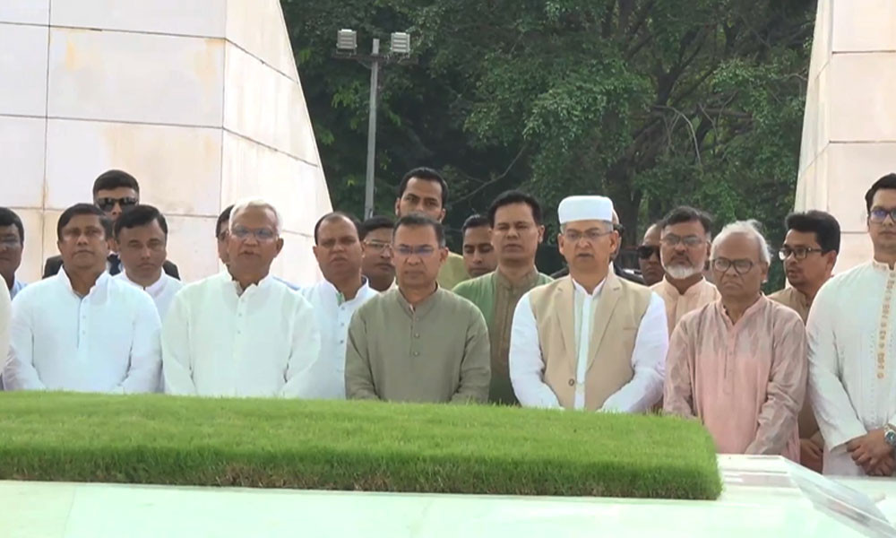 পবিত্র ঈদুল আজহার নামাজ আদায় শেষে মরহুম বাবা-মা ও ছোট ভাইয়ের কবর জিয়ারত করেছেন প্রধানমন্ত্রী তারেক রহমান