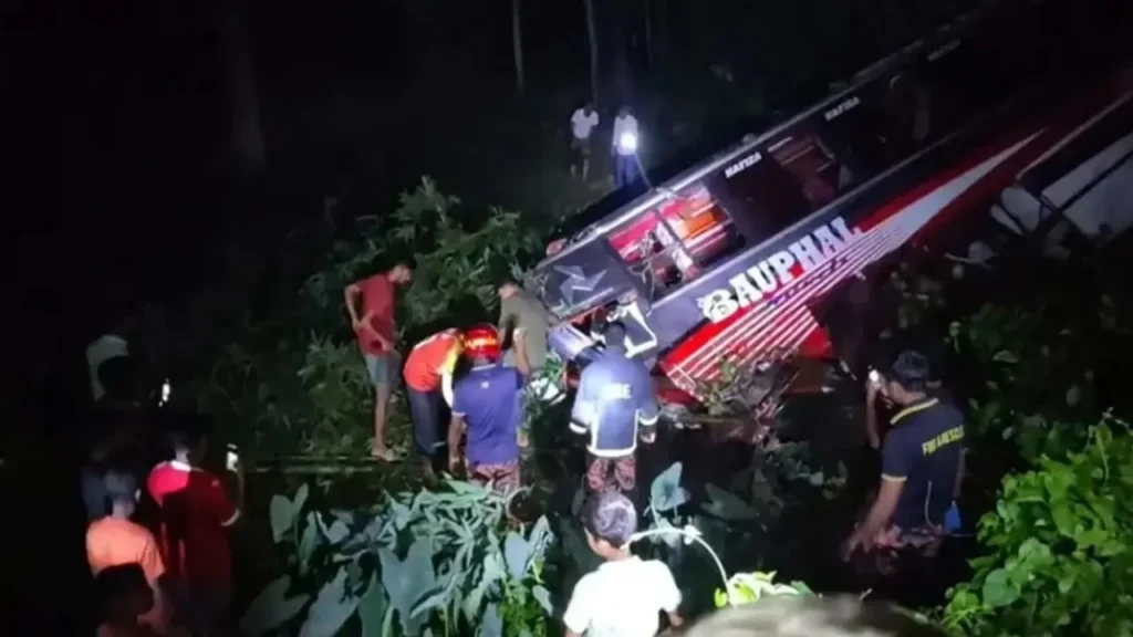 বাউফলে নিয়ন্ত্রণ হারিয়ে ঢাকাগামী বাস খাদে, নিহত ১