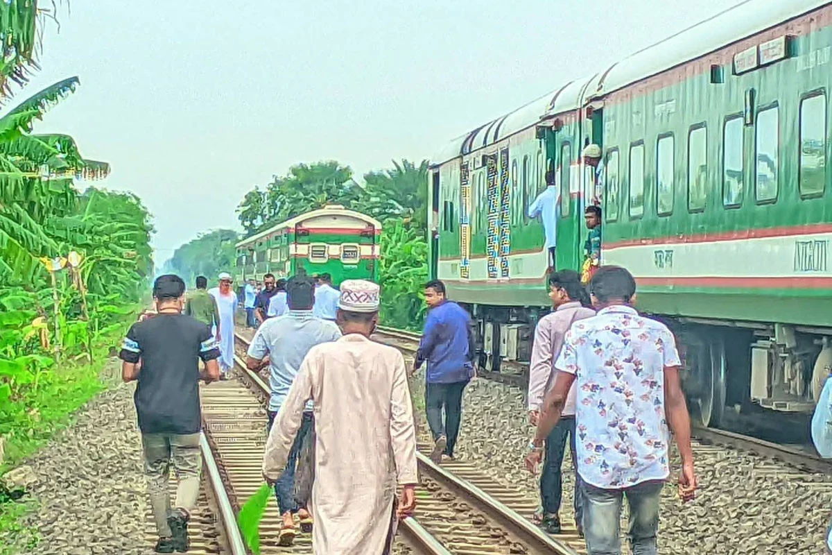 আজিমনগর-ঈশ্বরদী বাইপাস স্টেশনের মধ্যবর্তী স্থানে মধুমতি এক্সপ্রেসের চারটি বগি বিচ্ছিন্ন