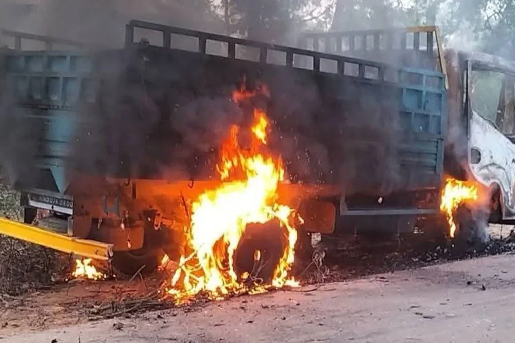 গাজীপুরে গরু চুরির অভিযোগে গণপিটুনিতে নিহত ৩, পিকআপ ভ্যানে অগ্নিসংযোগ