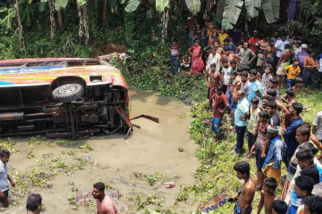 কুষ্টিয়ায় যাত্রীবাহী বাস খাদে পড়ে নিহত ৩, আহত ২৫