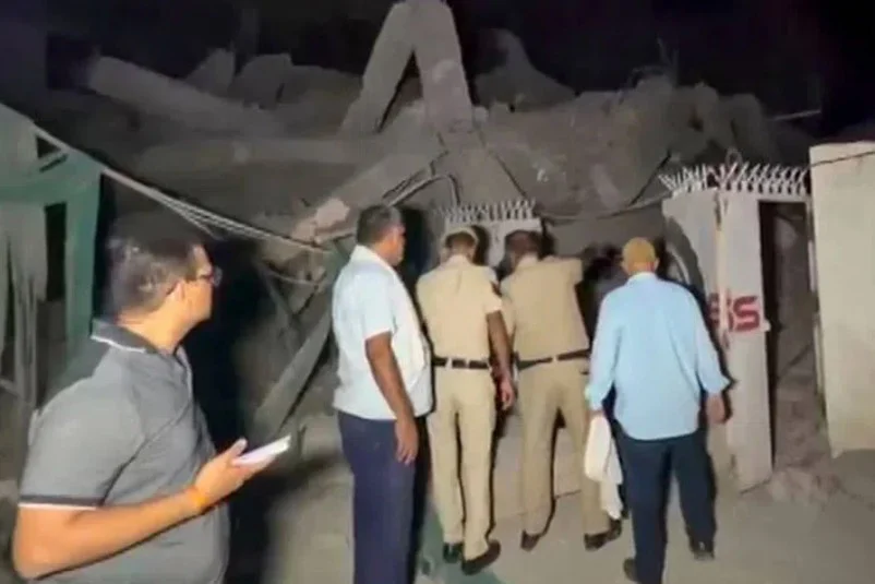 নয়াদিল্লিতে পাঁচতলা বাণিজ্যিক ভবন ধস: ১২ জন উদ্ধার, বহু হতাহতের আশঙ্কা