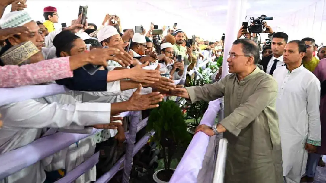 জাতীয় ঈদগাহে সাধারণ মুসল্লিদের সঙ্গে প্রধানমন্ত্রী তারেক রহমানের ঈদ শুভেচ্ছা বিনিময়