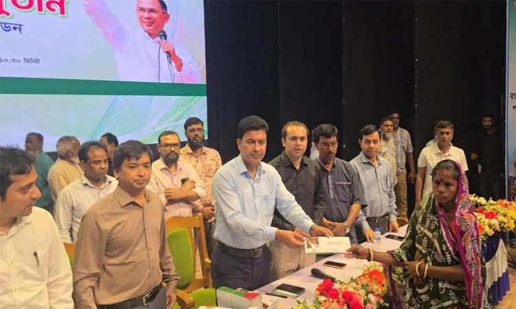 রংপুরে ৮৫৫ পরিচ্ছন্নতাকর্মীকে প্রধানমন্ত্রীর ঈদ উপহার বিতরণ