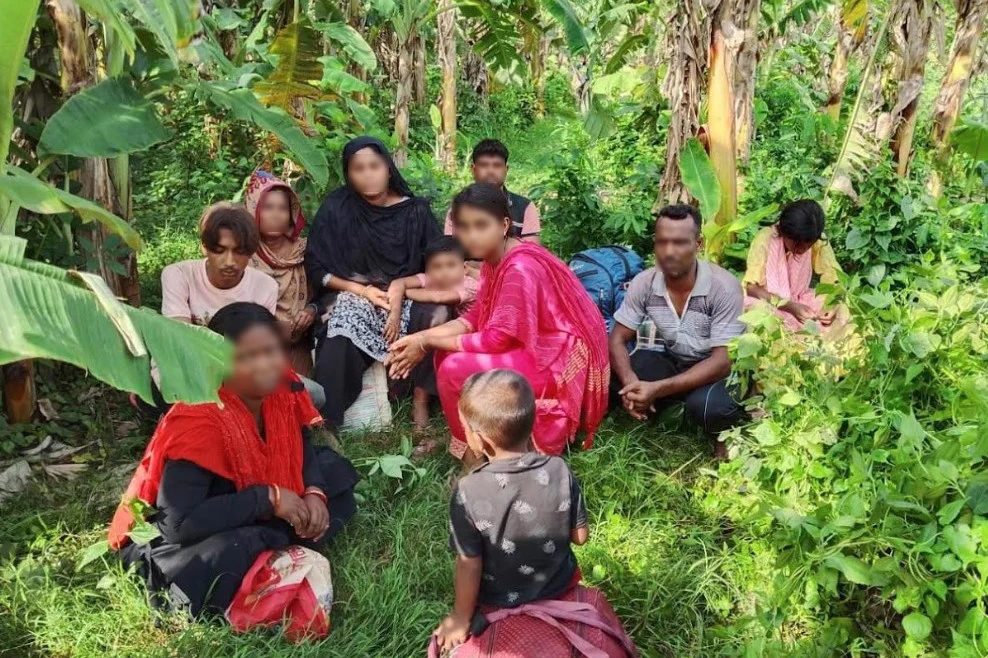 দর্শনা সীমান্তে অনুপ্রবেশকালে শিশুসহ ১০ জনকে আটক করেছে বিজিবি