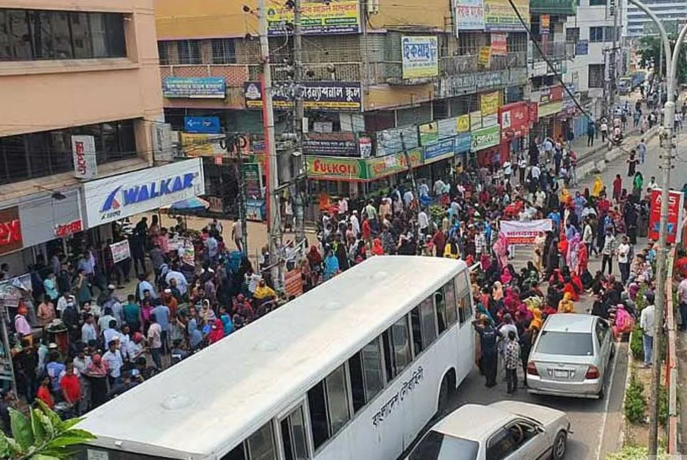 কচুক্ষেতে পোশাক কারখানা বন্ধের প্রতিবাদে শ্রমিকদের সড়ক অবরোধ, যানজটে ভোগান্তি