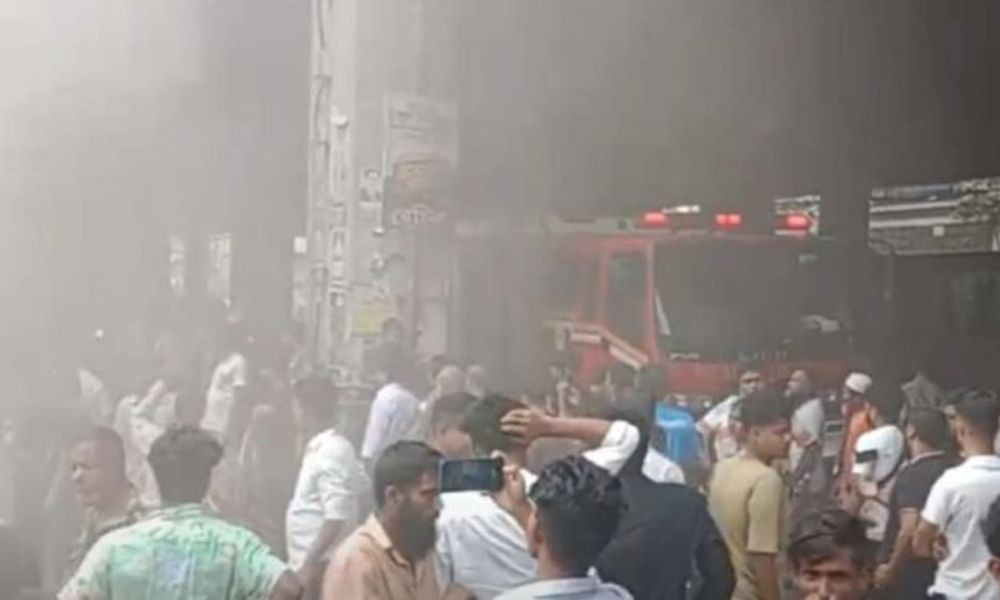 মিরপুর পূরবী সুপার মার্কেটে অগ্নিকাণ্ড, নিয়ন্ত্রণে ফায়ার সার্ভিসের ২ ইউনিট