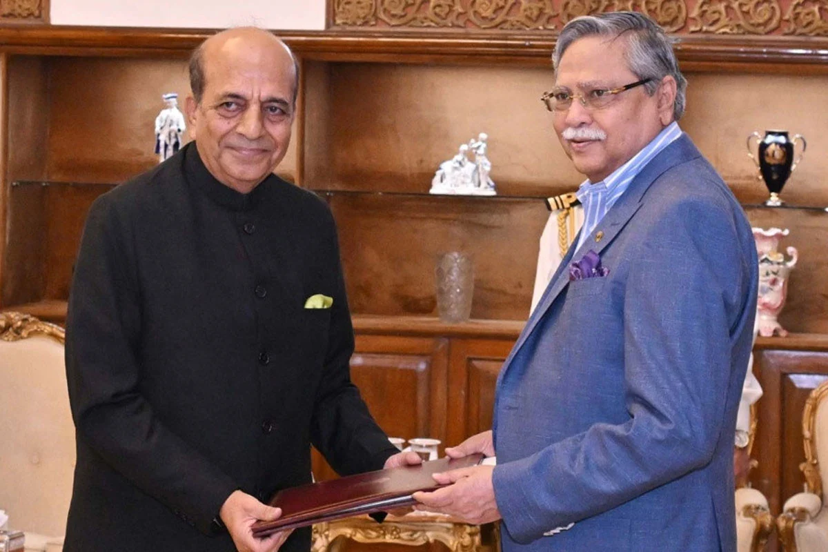 বঙ্গভবনে রাষ্ট্রপতির কাছে ভারতের নতুন হাইকমিশনার দীনেশ ত্রিবেদীর পরিচয়পত্র পেশ