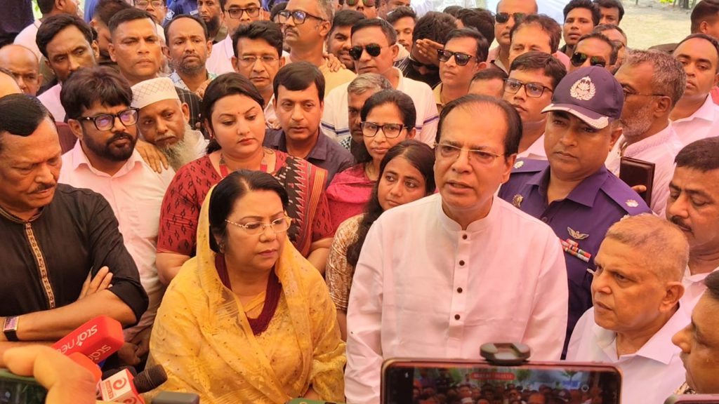 মানিকগঞ্জে খাল খনন কার্যক্রম পরিদর্শনে দুর্যোগ ব্যবস্থাপনা ও ত্রাণমন্ত্র