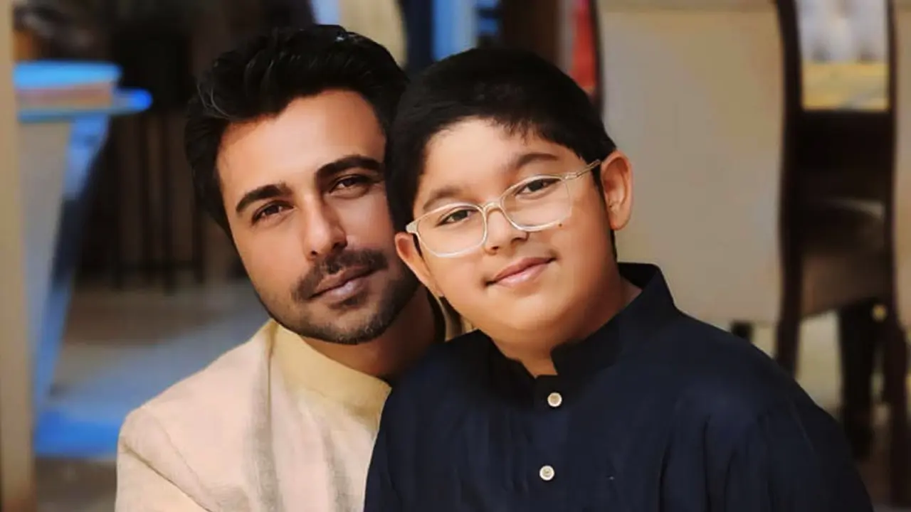 বাবা-ছেলের একই দিনে জন্মদিন: ৪২ বছরে পদার্পণ করলেন অভিনেতা অপূর্ব