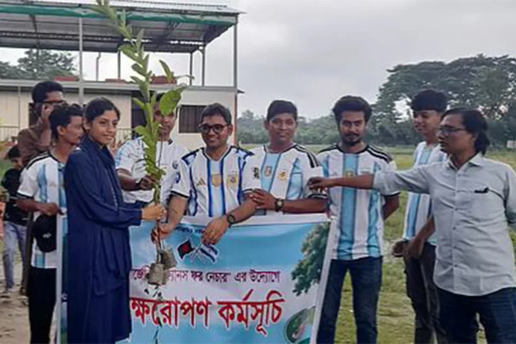 সুবর্ণচরে আর্জেন্টিনা সমর্থকদের অভিনব উদ্যোগ: বিশ্বকাপ উন্মাদনায় ১ হাজার চারা বিতরণ
