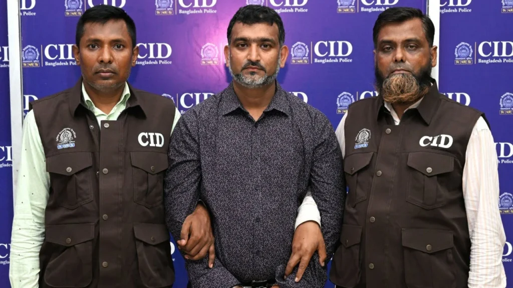 ক্রেডিট কার্ড জালিয়াতির মাধ্যমে লাখ টাকা আত্মসাৎ, ব্যাংকের সাবেক কর্মকর্তা গ্রেপ্তার
