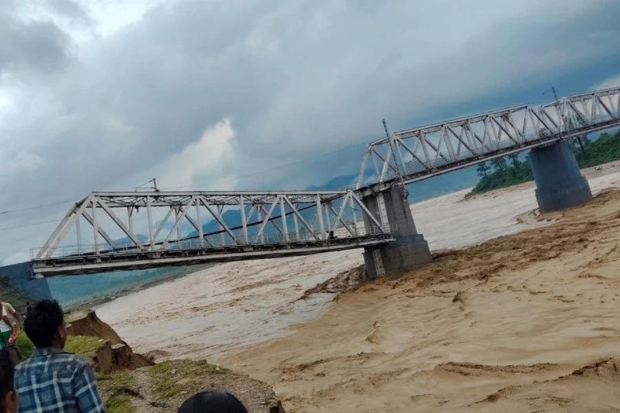 টানা ভারী বৃষ্টিপাতে আসামে তীব্র বন্যা: ক্ষতিগ্রস্ত ২২ হাজার মানুষ, ট্রেন চলাচল ব্যাহত