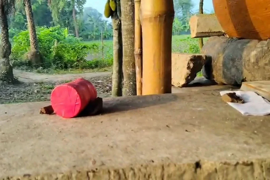 মেহেরপুরে দোকানের সামনে বোমাসদৃশ বস্তু ও হুমকিমূলক চিরকুট উদ্ধার
