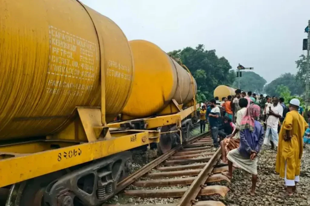 ঝিনাইদহের কোটচাঁদপুরে মালবাহী ট্রেন লাইনচ্যুত: খুলনার সঙ্গে উত্তরবঙ্গের রেল যোগাযোগ বিচ্ছিন্ন