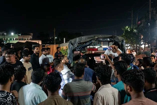 মাদারীপুরে থানা থেকে আসামি ছিনতাইয়ের চেষ্টা: পুলিশের বাধা ও ৫ জন আটক