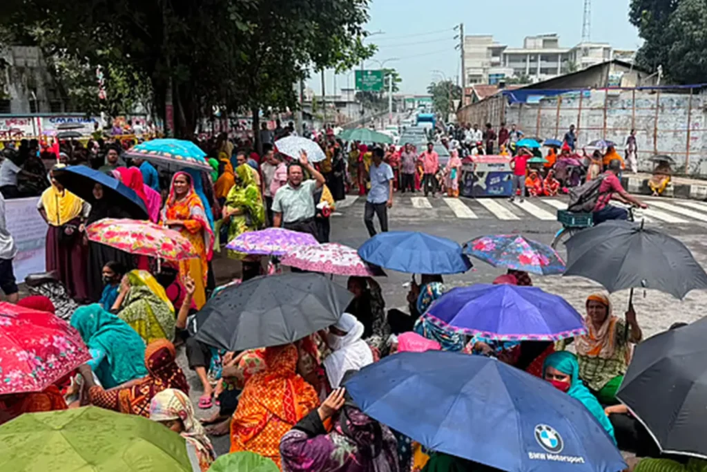 বকেয়া বেতন ও অর্জিত ছুটির দাবিতে মহাখালী-তেজগাঁও সংযোগ সড়ক অবরোধ, তীব্র যানজট