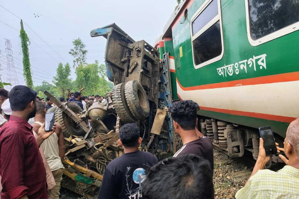 মীরসরাইয়ে রেলক্রসিংয়ে ট্রেন-ট্রাক সংঘর্ষ: ঢাকা-চট্টগ্রাম রুটে রেল যোগাযোগ ব্যাহত