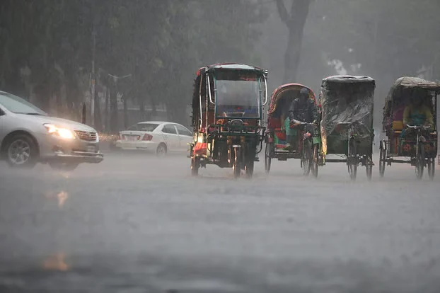 ঢাকায় দুই ঘণ্টার ভারী বর্ষণে তীব্র জলজট, চরম ভোগান্তিতে নগরবাসী