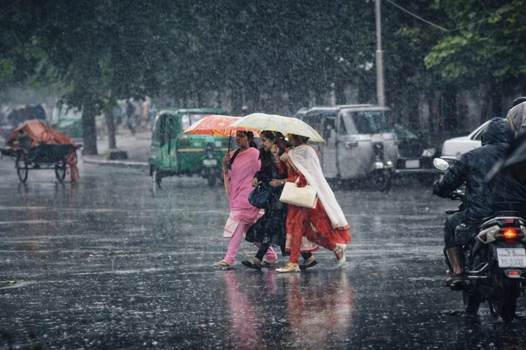 ঢাকাসহ ১৭ অঞ্চলে ৬০ কিলোমিটার বেগে ঝড়ের পূর্বাভাস, নদীবন্দরে সতর্কতা