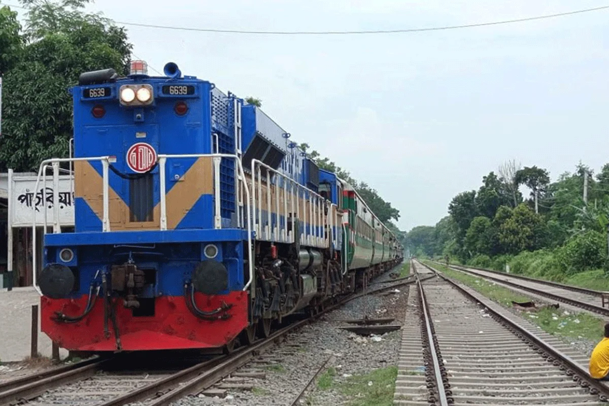 রাজবাড়ীতে রেললাইন থেকে ট্রাক অপসারণ, ৬ ঘণ্টা পর ট্রেন চলাচল স্বাভাবিক