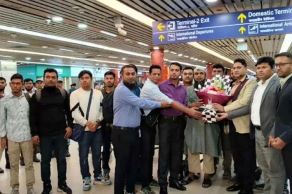 মধ্যপ্রাচ্য সংকটে থমকে থাকার পর দেশে ফিরলেন ১৭ বাংলাদেশি নাবিক