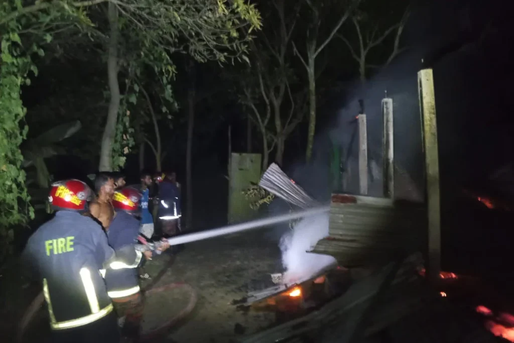 মুন্সীগঞ্জের গজারিয়ায় বসতবাড়িতে আগুন, ফায়ার সার্ভিসের দ্রুত পদক্ষেপে বড় দুর্ঘটনা রক্ষা