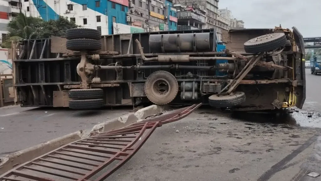 উত্তরায় কাভার্ডভ্যান উল্টে ঢাকা-ময়মনসিংহ মহাসড়কে যান চলাচল ব্যাহত