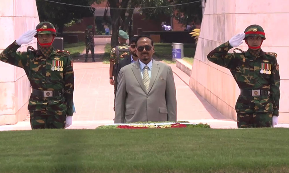 শেরেবাংলা নগরে শহীদ জিয়া ও সাবেক প্রধানমন্ত্রী খালেদা জিয়ার কবরে ভারপ্রাপ্ত রাষ্ট্রপতির শ্রদ্ধা