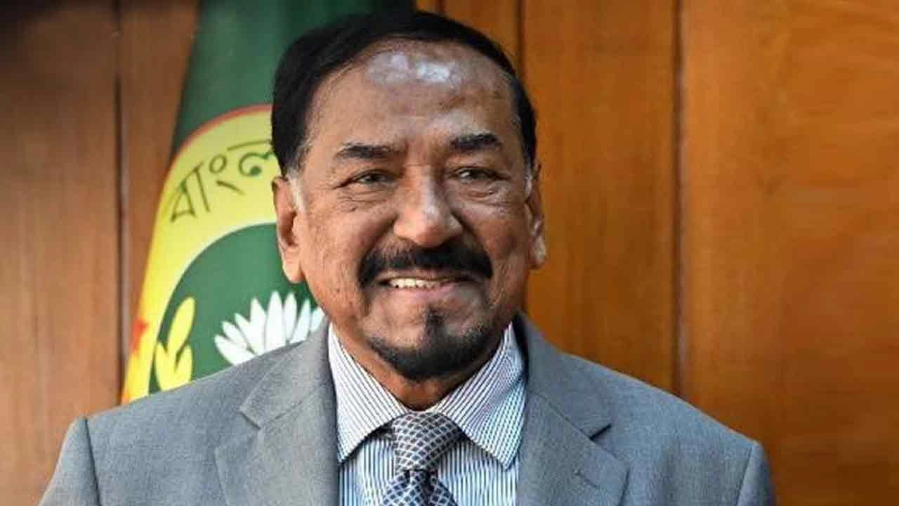 ভারপ্রাপ্ত রাষ্ট্রপতি হিসেবে দায়িত্ব গ্রহণের পর প্রথম বঙ্গভবনে হাফিজ উদ্দিন আহমদ