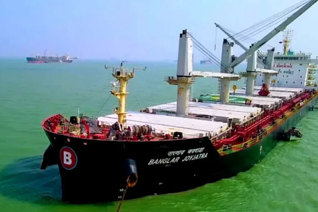 জ্বালানি নিরাপত্তা নিশ্চিত করতে সাড়ে ৭ হাজার কোটি টাকায় ৫ লাখ টন তেল কিনছে সরকার