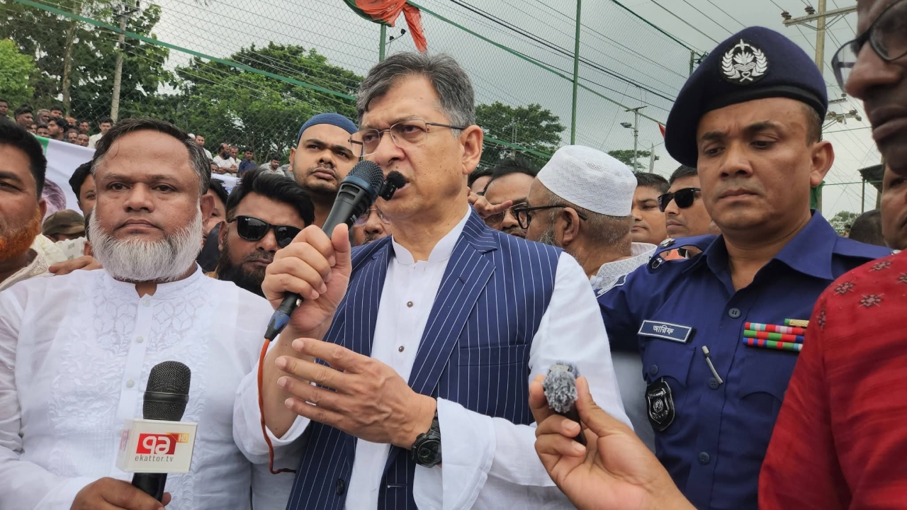 নীলফামারীতে মাইক্রোবাস খাদে পড়ে শিশুসহ নিহত ২, আহত ১২