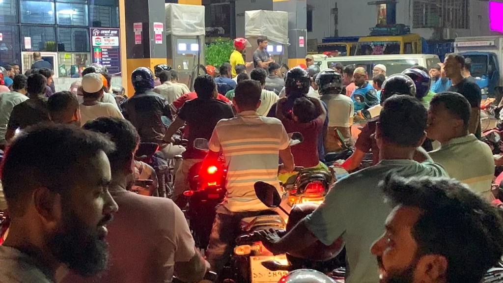 রাজশাহীতে গুজবে জ্বালানি তেল কেনার হিড়িক, অসাধু মজুত রুখতে মাঠে প্রশাসন