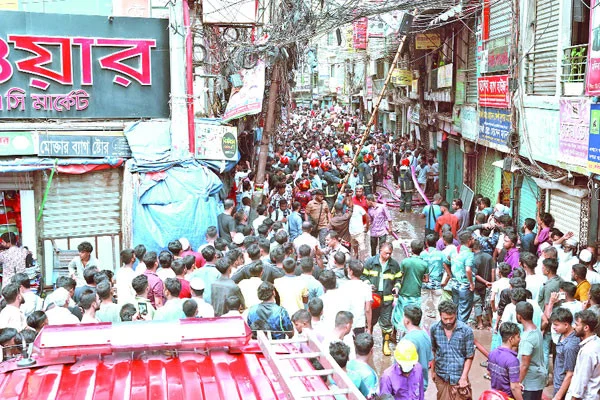 পুরান ঢাকার চকবাজারে বহুতল ভবনে অগ্নিকাণ্ড: ক্ষয়ক্ষতির মুখে ব্যবসায়ীরা