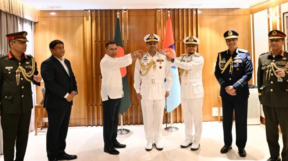 নৌবাহিনী প্রধান খোন্দকার মিসবাহ উল আজীমকে ভাইস অ্যাডমিরাল র‌্যাঙ্ক ব্যাজ পরানো হয়েছে