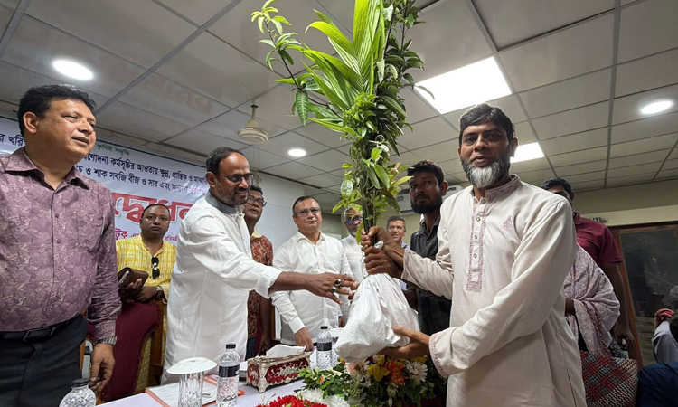 টাঙ্গাইলে আড়াই হাজারেরও বেশি কৃষকের মাঝে সরকারি প্রণোদনা বিতরণ