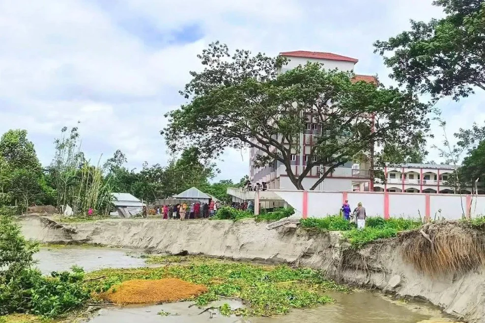 যমুনা নদীর তীব্র ভাঙনে হুমকির মুখে মানিকগঞ্জের চরকালিকাপুর মাদ্রাসা