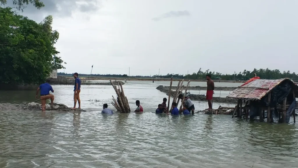 কক্সবাজারের পেকুয়ায় সরকারি খালে অবৈধ বাঁধ ও জাল অপসারণ শুরু, ৯টি উচ্ছেদ